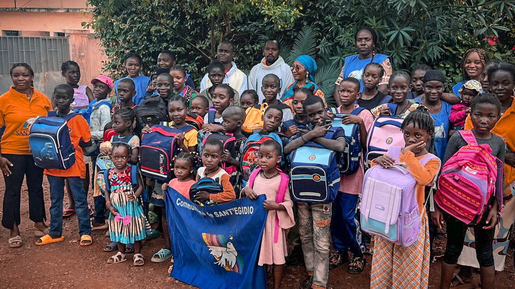 Contrarrestar el abandono escolar en la periferia de una gran ciudad africana: en Yaundé, la distribución de kits escolares apoya la escolarización de los niños más pobres